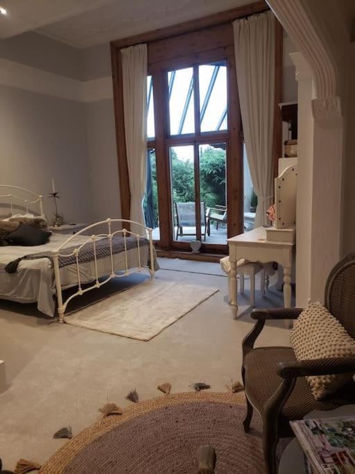 3 Bedroom 3 Bathroom Ground Floor Condo With Veranda Reigate Bagian luar foto