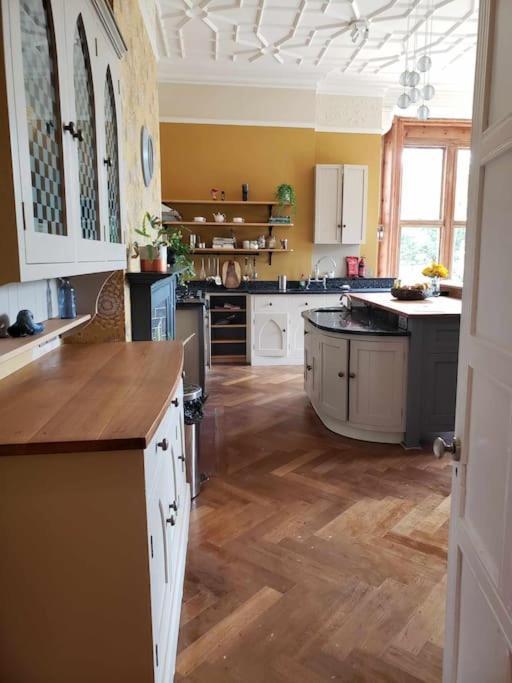 3 Bedroom 3 Bathroom Ground Floor Condo With Veranda Reigate Bagian luar foto