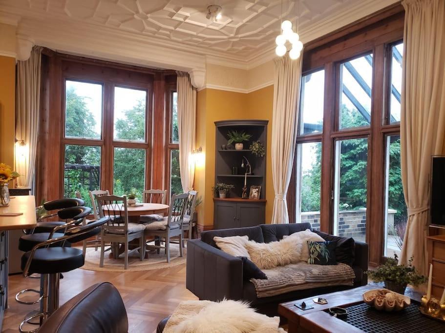 3 Bedroom 3 Bathroom Ground Floor Condo With Veranda Reigate Bagian luar foto