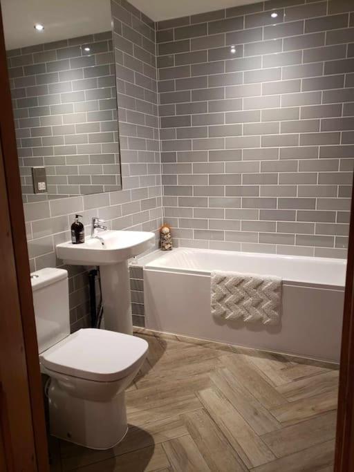 3 Bedroom 3 Bathroom Ground Floor Condo With Veranda Reigate Bagian luar foto