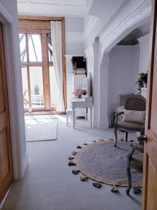 3 Bedroom 3 Bathroom Ground Floor Condo With Veranda Reigate Bagian luar foto