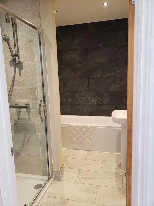 3 Bedroom 3 Bathroom Ground Floor Condo With Veranda Reigate Bagian luar foto