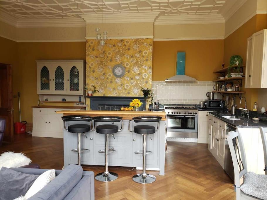 3 Bedroom 3 Bathroom Ground Floor Condo With Veranda Reigate Bagian luar foto