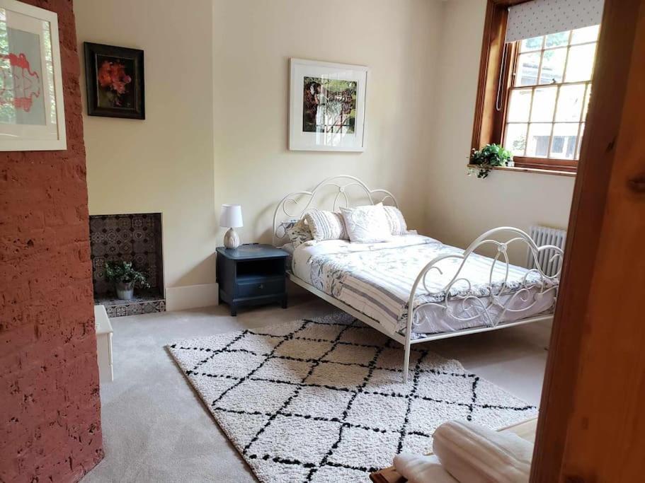 3 Bedroom 3 Bathroom Ground Floor Condo With Veranda Reigate Bagian luar foto