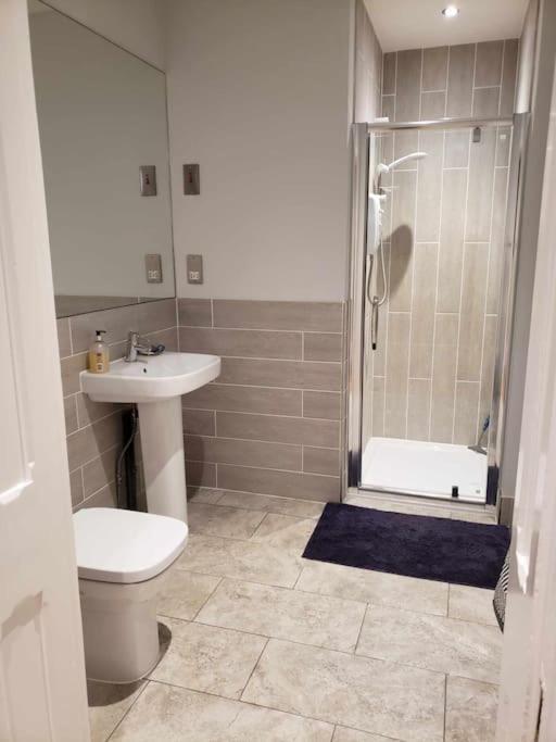3 Bedroom 3 Bathroom Ground Floor Condo With Veranda Reigate Bagian luar foto